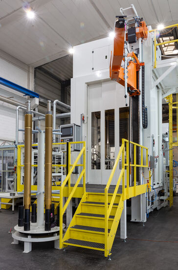 FORST-Drallräummaschine mit Werkzeugmagazin und Werkzeugwechselkran