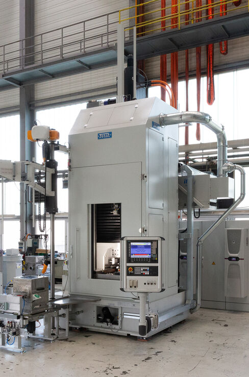 Innenräummaschine mit einer Räumstation ausgestattet mit einem Werkzeugwechselkran