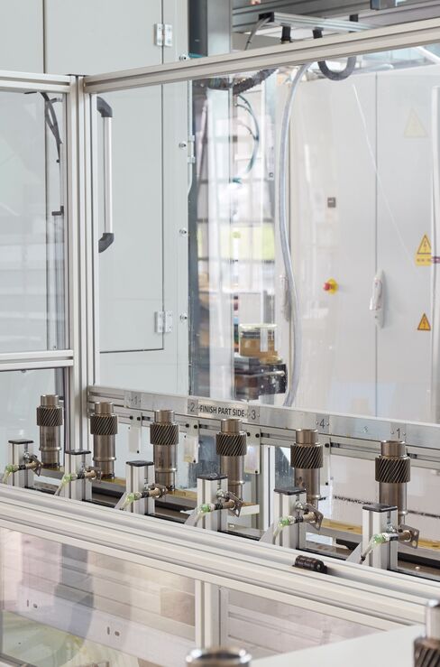 Automatisierte Beladung einer RISH 16x1750x400 mittels Quertransport (Shuttle)