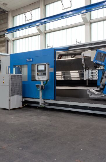 RAWX 8x5400x1000 mit geöffneter Schiebetür, Blick auf die schwenkbare Wiege mit Teiltisch