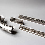 Segmente eines Turbinenscheiben-Räumwerkzeugs mit Werkstück (links)