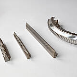 Werkzeugsegmente zur Bearbeitung von Turbinenscheiben und Werkstück (rechts)